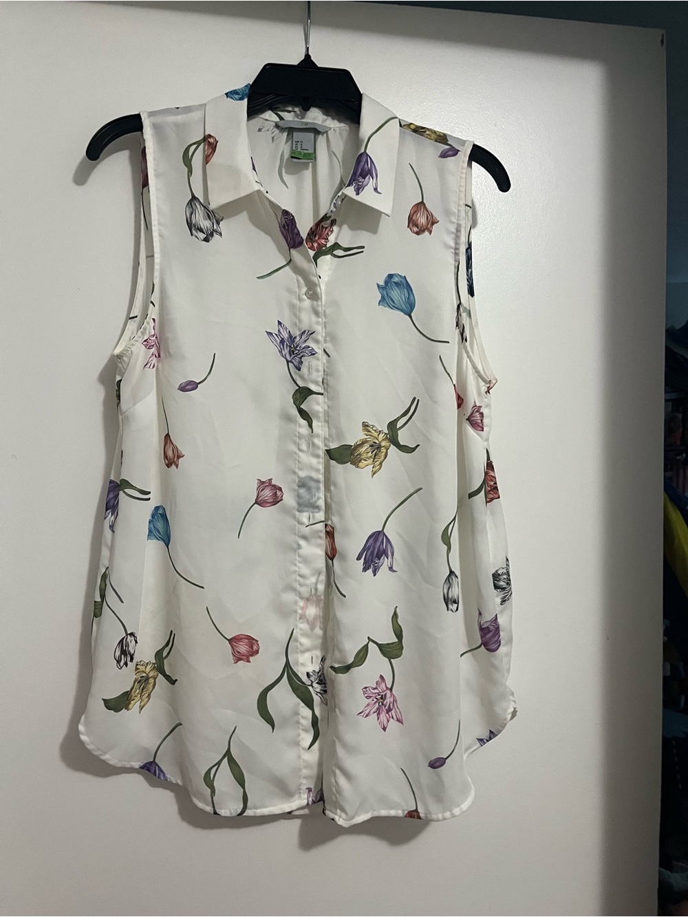 H&M White Sleeveless Button-Down Blouse with Multicolor Floral Print